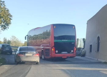 Autobus rosso fermo su una strada stretta dopo l’incidente sulla Modica-Ragusa