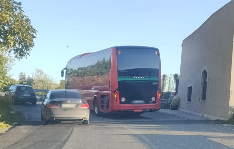 Autobus rosso fermo su una strada stretta dopo l’incidente sulla Modica-Ragusa