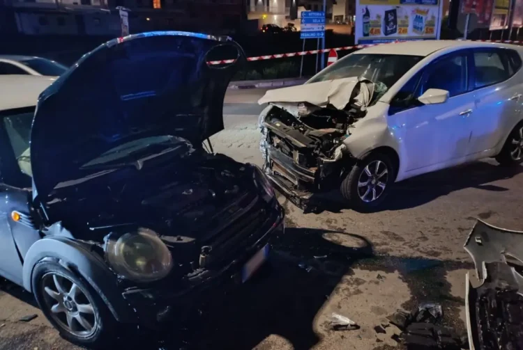 Incidente in via Gandhi a Comiso: un'utilitaria scura e una berlina bianca con il frontale distrutto, detriti sull'asfalto