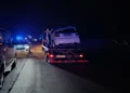 Auto bianca incidentata su un carro attrezzi di notte sulla Sp 16 a Vittoria, dietro una pattuglia della Polizia Locale
