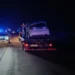 Auto bianca incidentata su un carro attrezzi di notte sulla Sp 16 a Vittoria, dietro una pattuglia della Polizia Locale