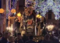 Il simulacro della Madonna del Rosario in processione a Pozzallo tra luminarie, candelabri accesi e portatori in divisa blu