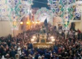 Simulacro della Madonna del Rosario portato in processione a Pozzallo tra luminarie e una folla di fedeli