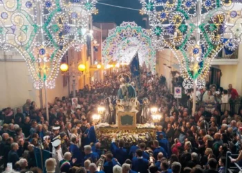 Simulacro della Madonna del Rosario portato in processione a Pozzallo tra luminarie e una folla di fedeli