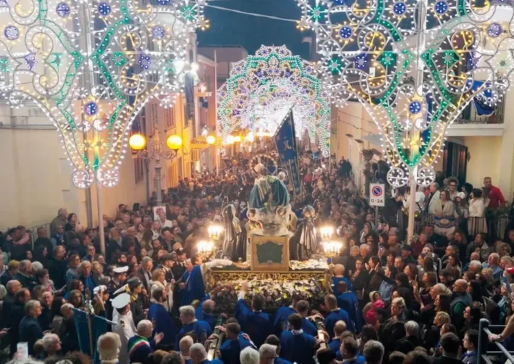 Simulacro della Madonna del Rosario portato in processione a Pozzallo tra luminarie e una folla di fedeli