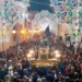Simulacro della Madonna del Rosario portato in processione a Pozzallo tra luminarie e una folla di fedeli