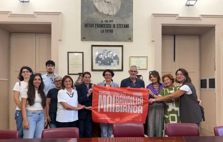 Gruppo in Sala Giunta a Ragusa regge la bandiera rossa Mai bandiera bianca contro la violenza sulle donne