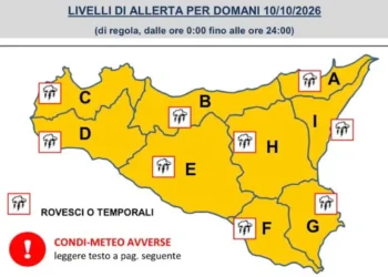 Mappa della Sicilia divisa in zone di allerta dalla A alla I, tutte in giallo, con simboli di temporali per il maltempo del 10 ottobre
