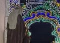 Statua mariana con aureola davanti all'arco di luminarie colorate allestito per la festa a Monterosso Almo