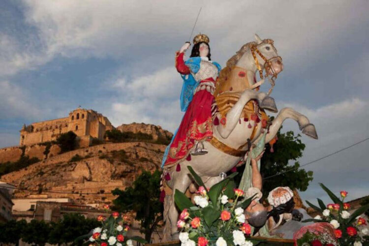 Rievocazione normanna con accampamento in una piazza barocca siciliana