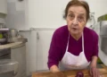 Nonna Silvi nella cucina di casa durante la preparazione di una ricetta tradizionale