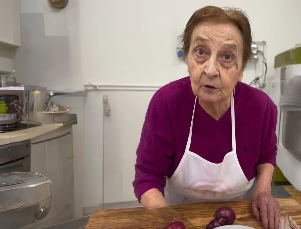 Nonna Silvi nella cucina di casa durante la preparazione di una ricetta tradizionale