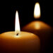 Due candele accese su sfondo nero, simbolo di lutto per l’uomo morto mentre guardava la partita a Modica
