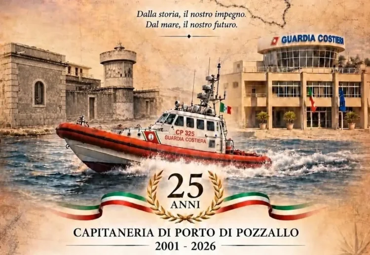 Locandina dei 25 anni della Capitaneria di porto di Pozzallo: motovedetta CP 325 davanti alla sede della Guardia Costiera