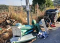 Sedie di plastica, lastre, un tubo e sacchetti di rifiuti abbandonati accanto ai cassonetti a Modica