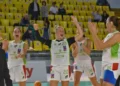 Giocatrici della Passalacqua Ragusa in maglia bianca e verde esultano in campo dopo la gara con Matelica