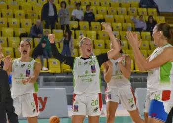 Giocatrici della Passalacqua Ragusa in maglia bianca e verde esultano in campo dopo la gara con Matelica