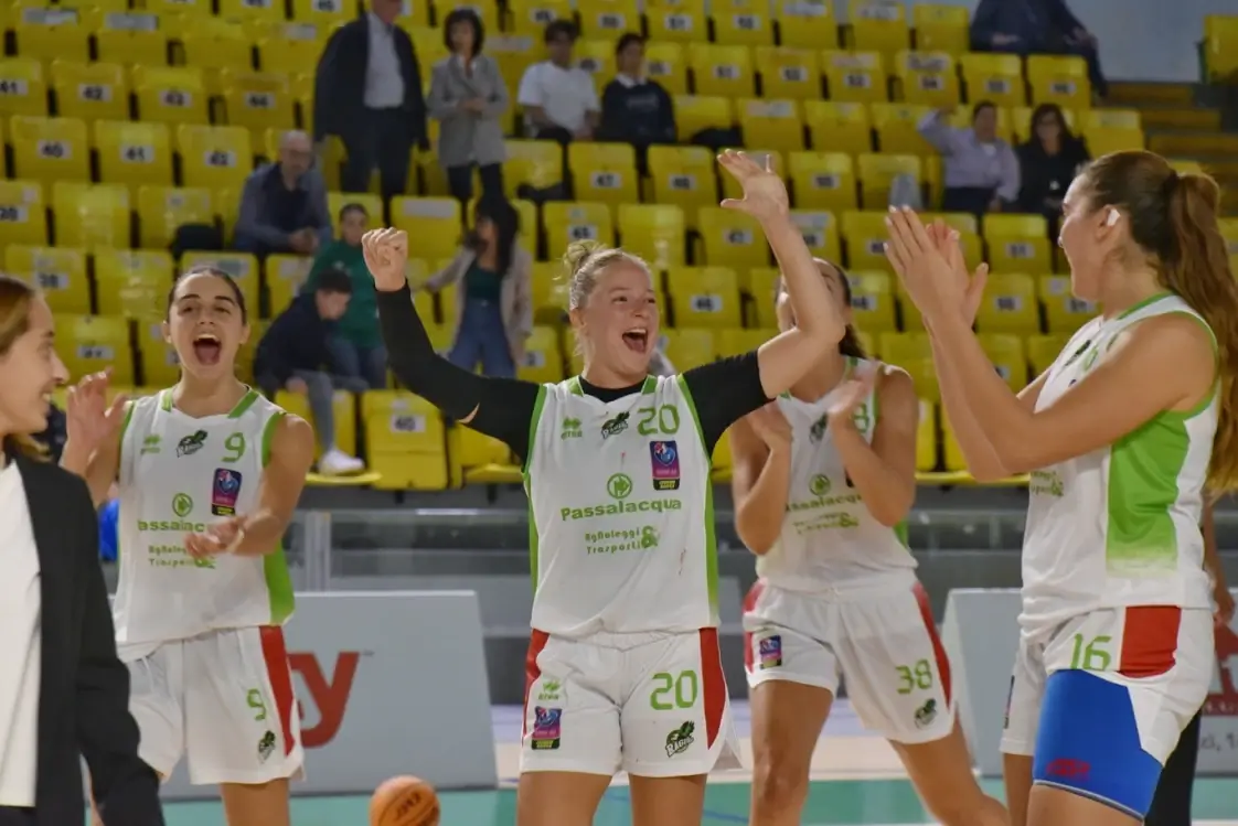 Giocatrici della Passalacqua Ragusa in maglia bianca e verde esultano in campo dopo la gara con Matelica