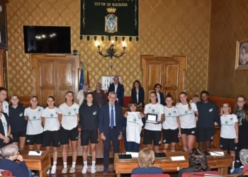 Le giocatrici della Passalacqua Ragusa premiata posano con la targa e una maglia nell'aula consiliare del Comune di Ragusa
