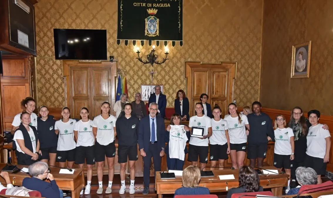 Le giocatrici della Passalacqua Ragusa premiata posano con la targa e una maglia nell'aula consiliare del Comune di Ragusa