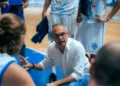 Gianni Recupido, coach della Virtus Ragusa, in camicia bianca parla alla squadra durante un timeout con un pennarello in mano