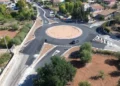 Vista aerea della rotonda della Madonnina a Santa Croce Camerina con aiuola centrale, pali della luce e un'auto in transito