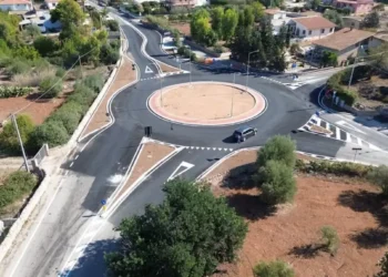 Vista aerea della rotonda della Madonnina a Santa Croce Camerina con aiuola centrale, pali della luce e un'auto in transito