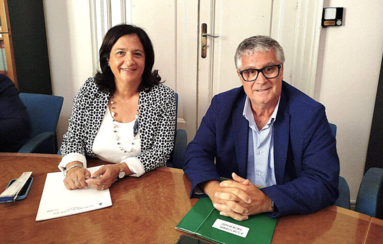 La sindaca Maria Rita Schembari e l’assessore Antonello Paternò seduti a un tavolo al Comune di Comiso, per la rottamazione tributi