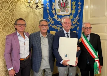 Salvatore Tolaro con la pergamena Vittoria Insigne accanto al sindaco con la fascia tricolore, davanti al gonfalone