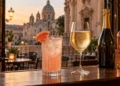 Due cocktail a base di vino, rosato e spumante, su un bancone. Immagine generata con intelligenza artificiale.