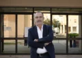 Andrea La Rosa, segretario cittadino di Forza Italia a Vittoria, a braccia conserte davanti a una vetrata d’ingresso