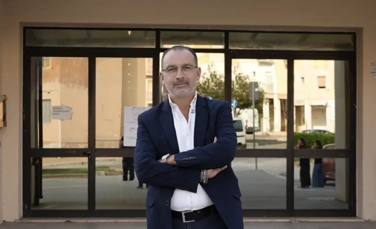 Andrea La Rosa, segretario cittadino di Forza Italia a Vittoria, a braccia conserte davanti a una vetrata d’ingresso