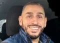Sergio Sanzone sorridente in un selfie scattato in auto, con barba curata e piumino blu