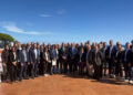 Foto di gruppo dei sindaci di Forza Italia in Sicilia su una terrazza ad Aci Castello, con il mare alle spalle