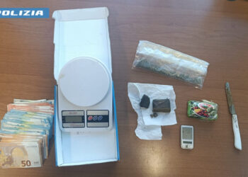 Hashish, marijuana in busta, due bilance, un coltello e banconote da 50 euro su un tavolo: il materiale dello spaccio a Ragusa