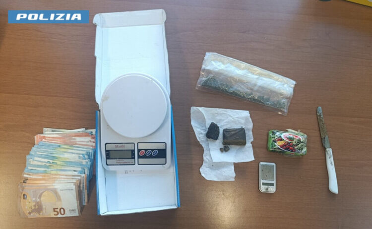 Hashish, marijuana in busta, due bilance, un coltello e banconote da 50 euro su un tavolo: il materiale dello spaccio a Ragusa