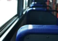 Fila di sedili blu vuoti dentro un autobus di linea, il tipo di mezzo usato dagli studenti pendolari per andare a scuola