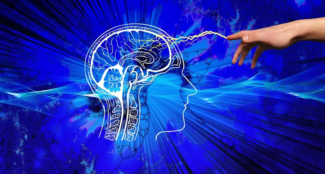 Disegno stilizzato di testa e cervello umano in profilo su sfondo blu, con una mano che emette un impulso luminoso verso il cervello
