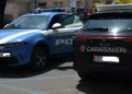 Auto della Polizia di Stato e dei Carabinieri parcheggiate una accanto all'altra, immagine per il tentato furto a Vittoria