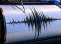 Sismografo registra un terremoto, sullo sfondo mappa dell’Italia meridionale. Immagine generata con intelligenza artificiale