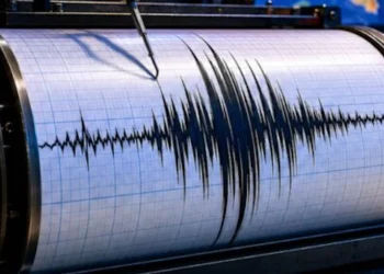 Sismografo registra un terremoto, sullo sfondo mappa dell’Italia meridionale. Immagine generata con intelligenza artificiale