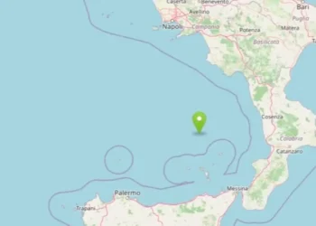 Mappa del Tirreno meridionale con l'epicentro del terremoto a nord delle Isole Eolie, tra Sicilia e Calabria