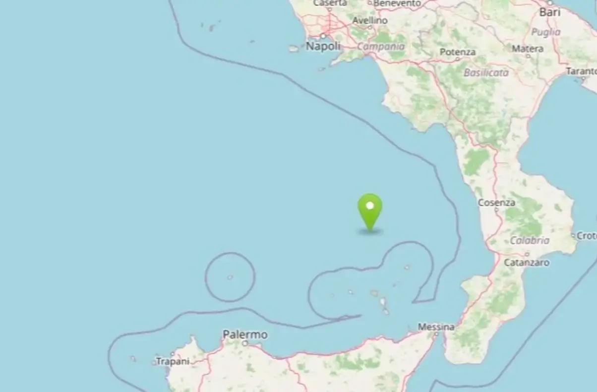 Mappa del Tirreno meridionale con l'epicentro del terremoto a nord delle Isole Eolie, tra Sicilia e Calabria