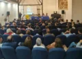 Pubblico in sala alla conferenza sui Cabrera a Pozzallo, con i relatori al tavolo e un oratore al leggio
