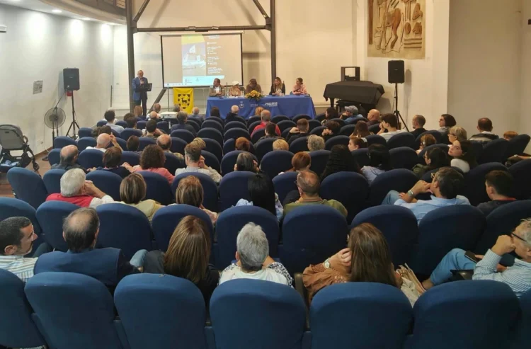 Pubblico in sala alla conferenza sui Cabrera a Pozzallo, con i relatori al tavolo e un oratore al leggio