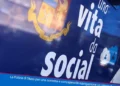 Scritta "una vita da social" e stemma della Polizia di Stato su una superficie blu, con la frase sulla navigazione in internet