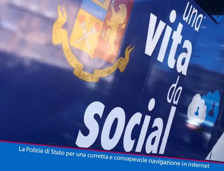 Scritta "una vita da social" e stemma della Polizia di Stato su una superficie blu, con la frase sulla navigazione in internet