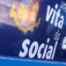 Scritta "una vita da social" e stemma della Polizia di Stato su una superficie blu, con la frase sulla navigazione in internet