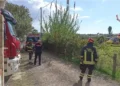Vigili del fuoco, un carabiniere, ambulanza ed elisoccorso nel terreno di Ispica dove un uomo è rimasto ustionato