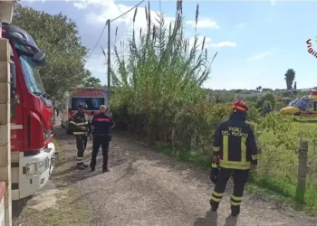 Vigili del fuoco, un carabiniere, ambulanza ed elisoccorso nel terreno di Ispica dove un uomo è rimasto ustionato